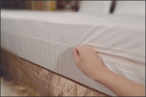 採完全包覆式--將床墊體的六面完全包覆，於床墊之高度處用ㄇ字型拉鏈閉合。拉鏈採用知名YKK拉鏈，經久耐用。